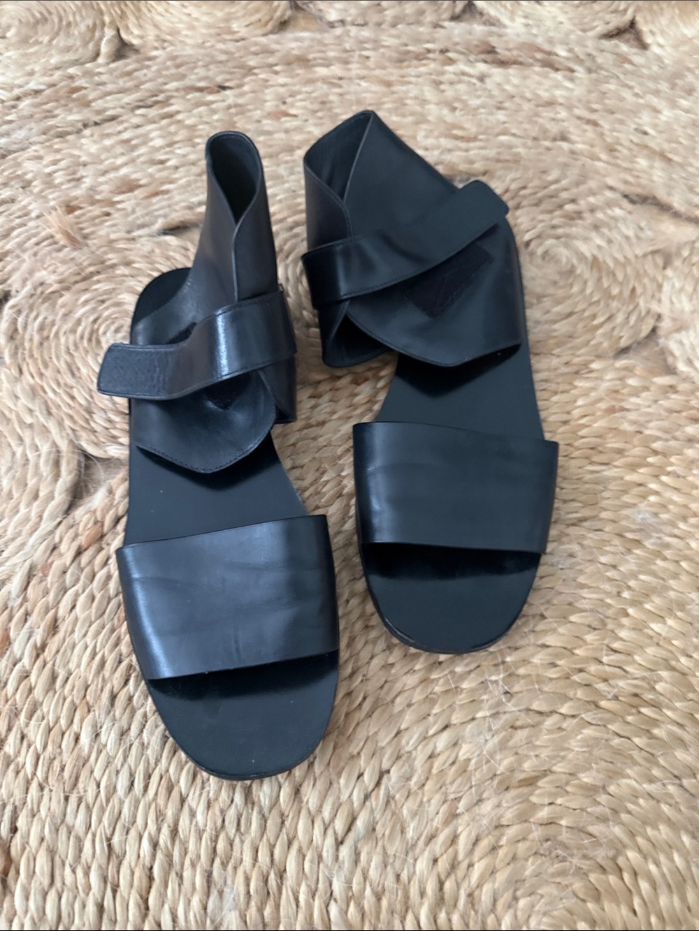 Vince Womens Leather Cross Strap Sandals Solid Color Black Size US:9 EUR 40